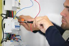 Homme propose travaux contre services