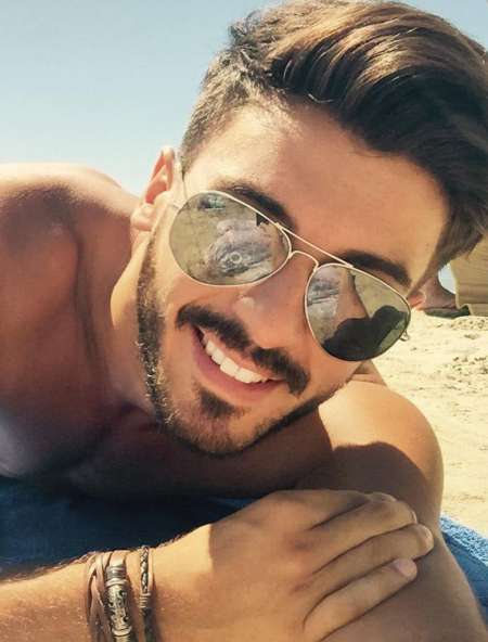 Jeune homme de 30 ans et 30 cm