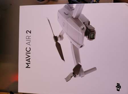 Homme propose une journée au bord de la mer