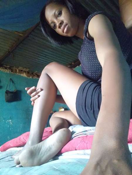 Fille jolie taille fine