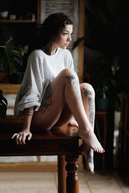 Jeune femme à la recherche de distraction