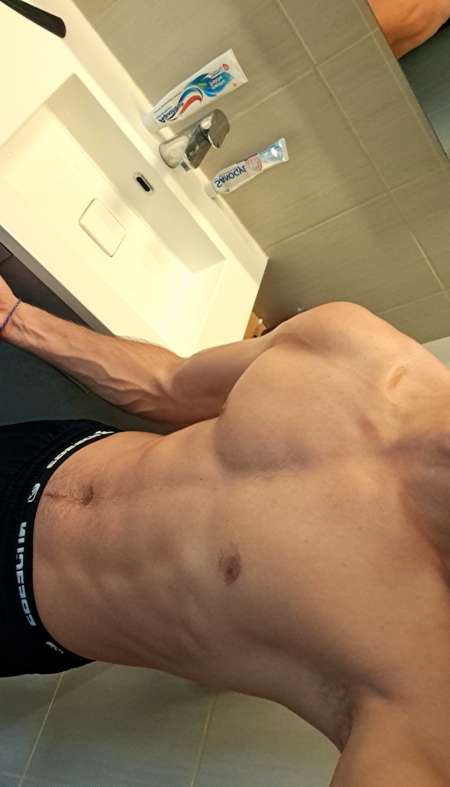 Jeune homme prêt a tout pour vous satisfaire