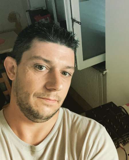 Jeune homme reçois et ce déplace pour plan coquin