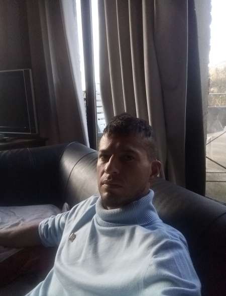  Homme propose très bons moments à une femme