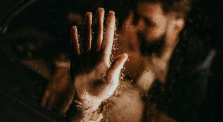 jeune homme bien à l'aise