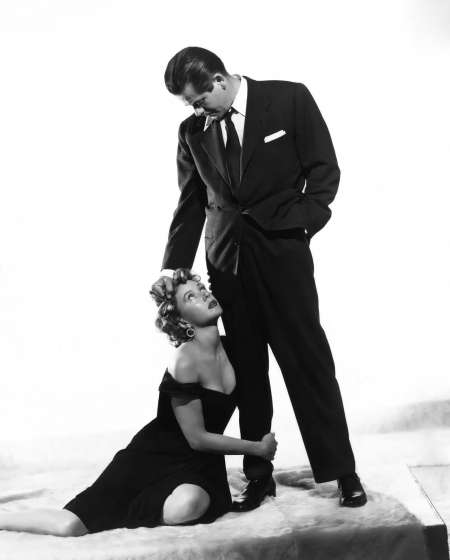 Maître cherche ça future soumise