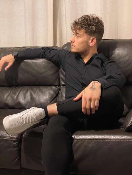 Jeune homme séduisant propose services