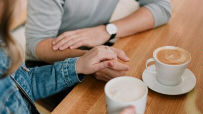 Jeune femme pour accompagner homme