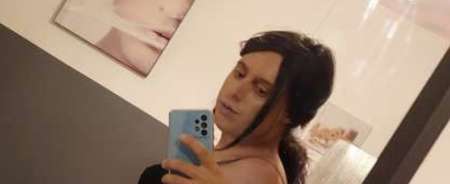 Travesti latina à féconder dans un foyer