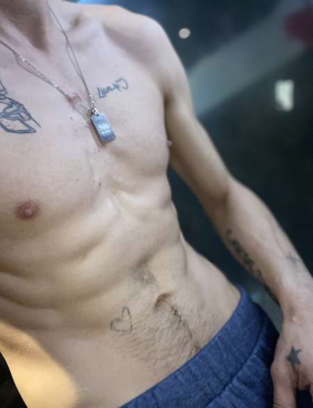 Jeune homme recherche plan