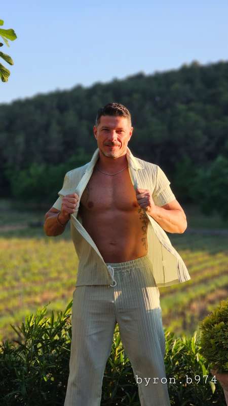 Viril, athlétique, dispo pour rencontres brûlantes