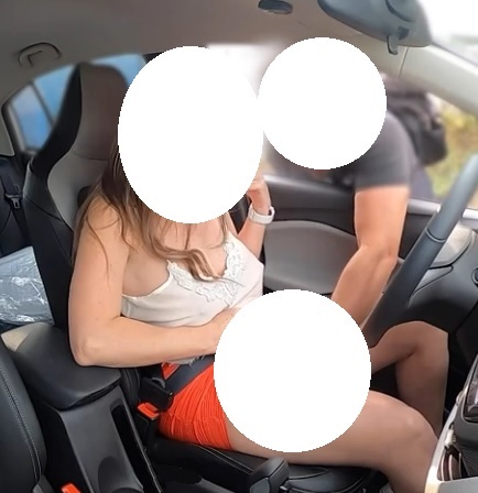 Madame je caresse votre chatte sur lieu insolite