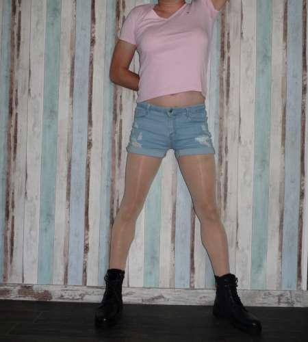 Travesti sexy imberbe mince pour homme mur