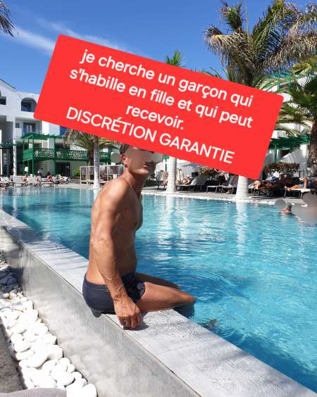 Cherche garçon en jupe et culotte qui reçoit.