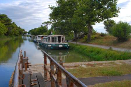 Bel H bi propose massage érotique sur une péniche
