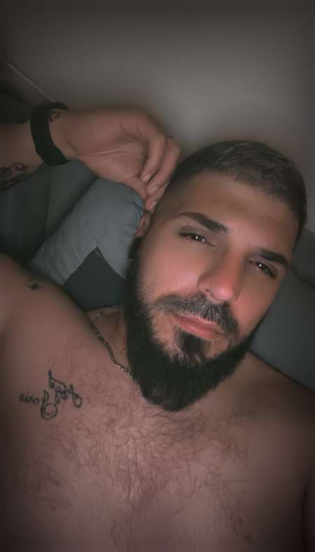 Homme chercher soumis financier