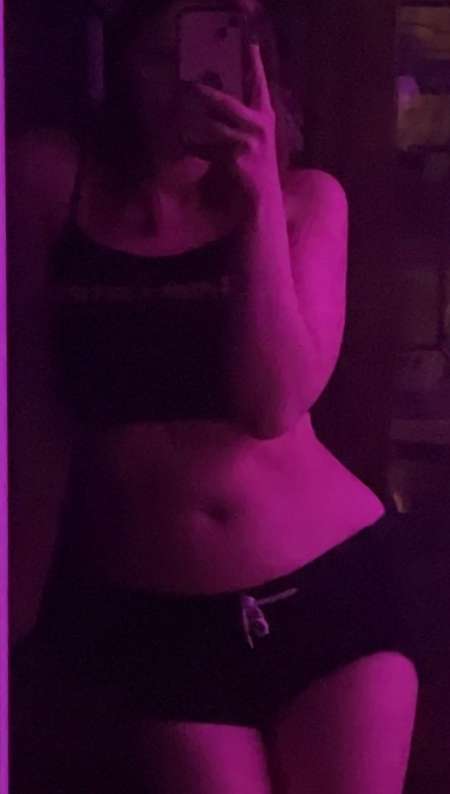 Jeune femme 22 ans curvy