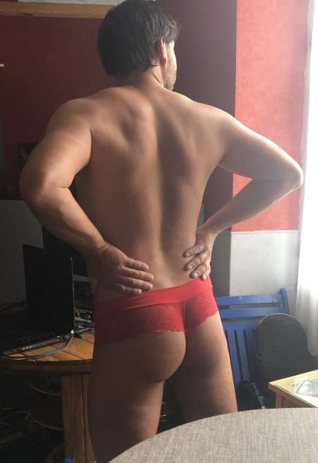  Homme de m�nage nu ou en tenue sexy