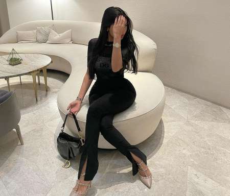 Une belle, jeune et nouvelle fille change d'ambian