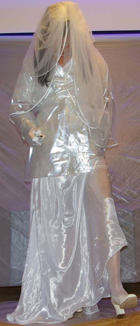 Salope en robe de mari�e � conduire � l'abattoir