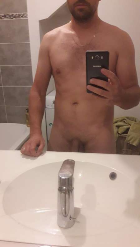 Cherche jolie coquine docile