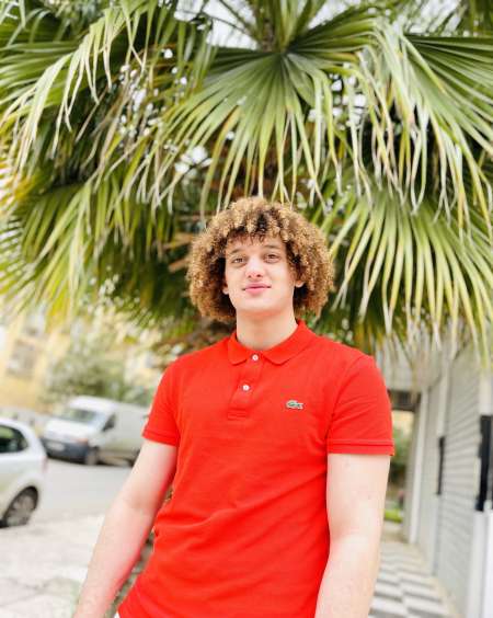 Un jeune homme 20 ans cherche une femme mature