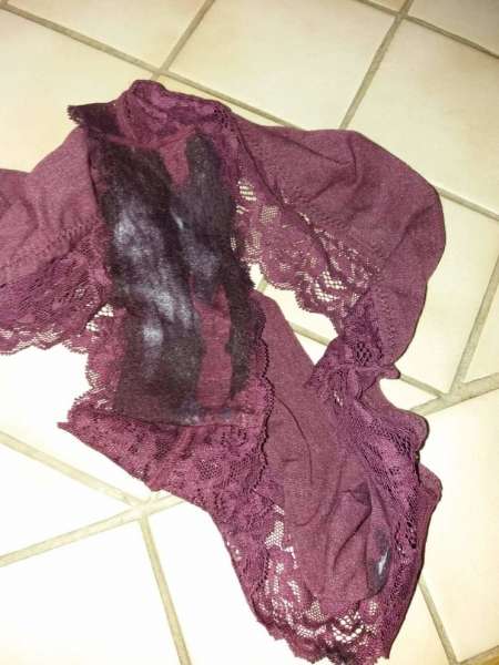 Etudiante vend culottes pleines de mouilles