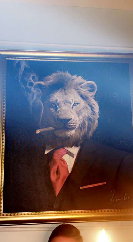 Jeune homme discret avec coin