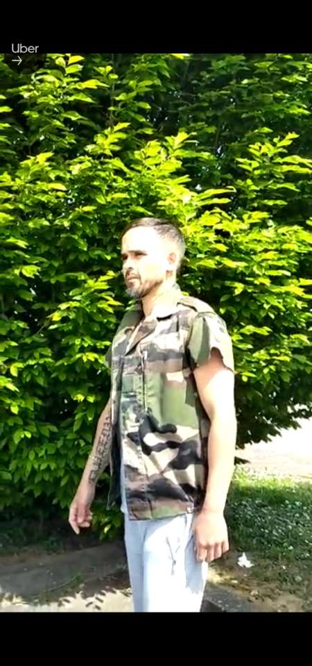 Homme tatou� de 38 ans propose ses services