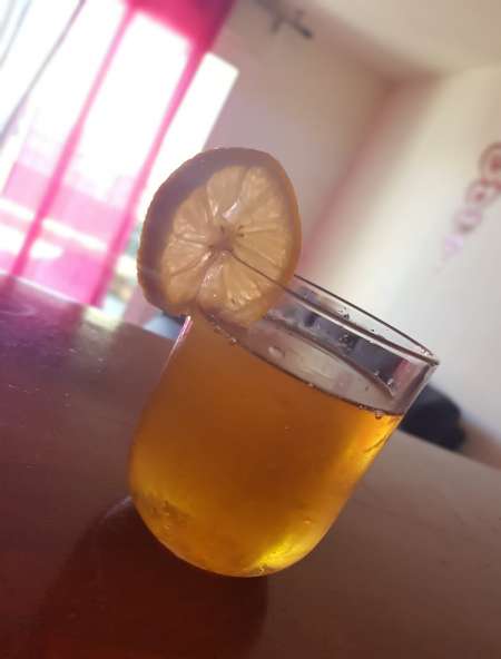 Jeune homme pour vous servir vous mesdames