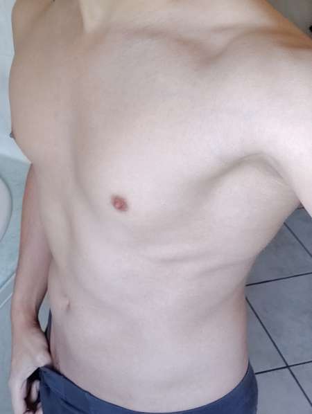 Une fille d�butante pour tester le sexe � 3 (hff)?