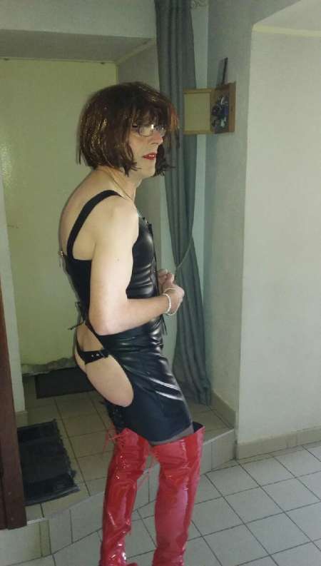 Couple ma�tre travesti soumise