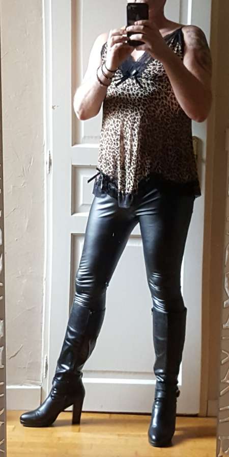 Travestie ch suivi avec couple dominateur