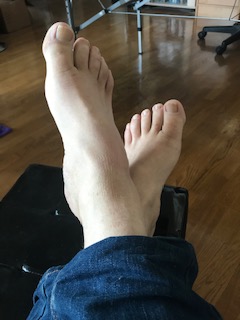 H 54 a propose ses tr�s jolis pieds � H/F