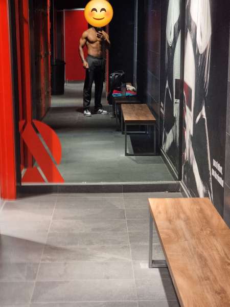 Black muscle pour massage