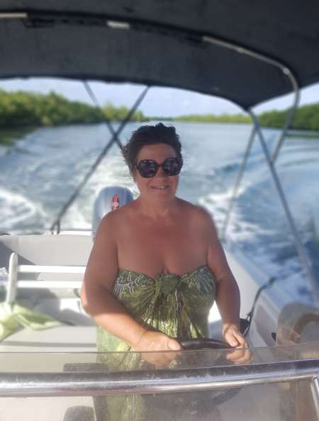 Femme soixantaine propose massages