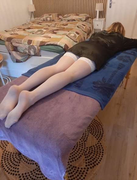 Femme propose massage relaxant a hom couple femme