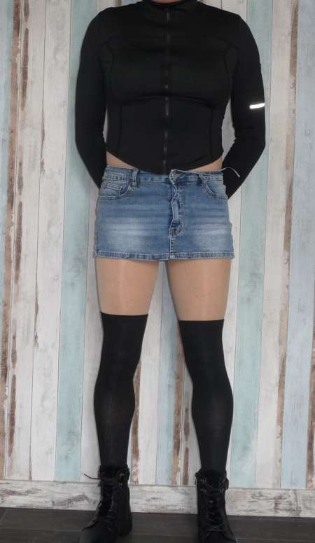 Travesti sexy imberbe mince pour homme mur