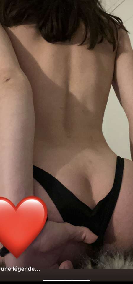 Jeune coquine et chaude cherche hommes polis