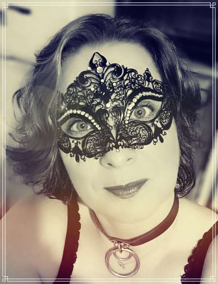 Dominatrice pulpeuse et autoritaire