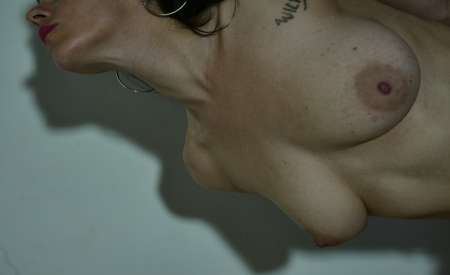 Belle brunette pour hommes, femmes et couples