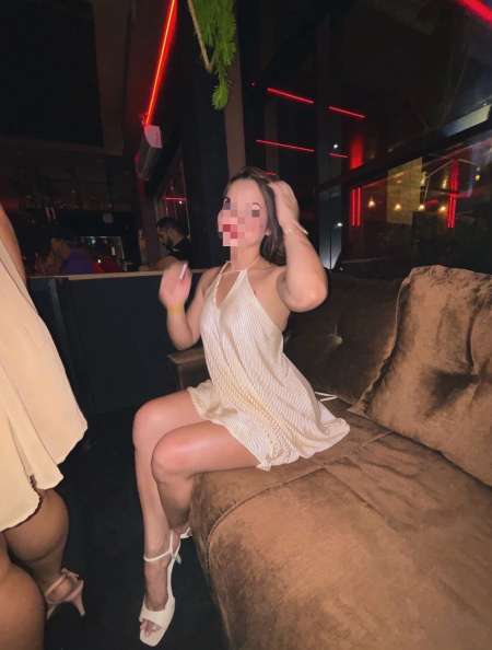 Une japonaise et une blanche aux yeux bleus