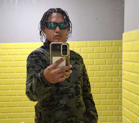 Jeune homme c�libataire