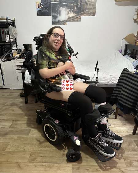 Chienne trans paralys�e en fauteuil Roulant
