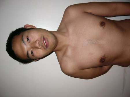 jeune asiat service oral a genoux pour mecs virils