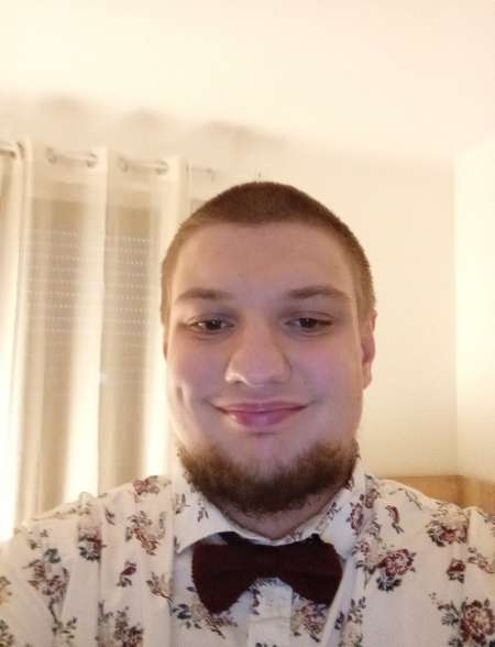 Un homme de 21 ans cherche femme exp�riment�