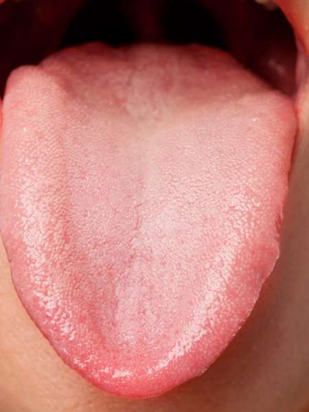 Homme agr�able l�che le corps des femmes