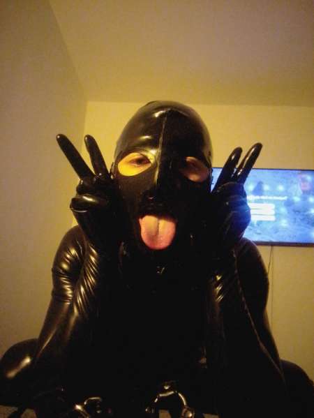 Chercher a devenir une rubber sissy
