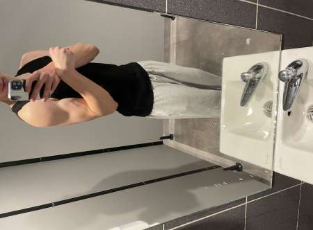 Jeune homme cherchant � se depucler