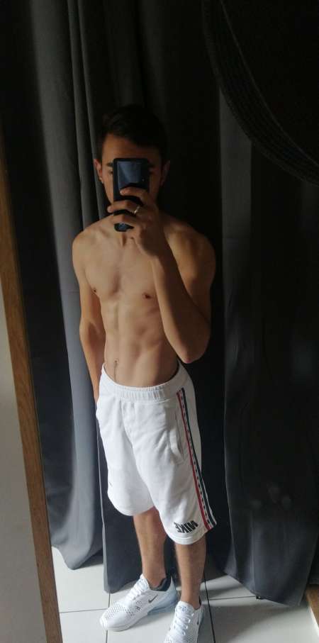 Jeune �tudiant cherche � baiser